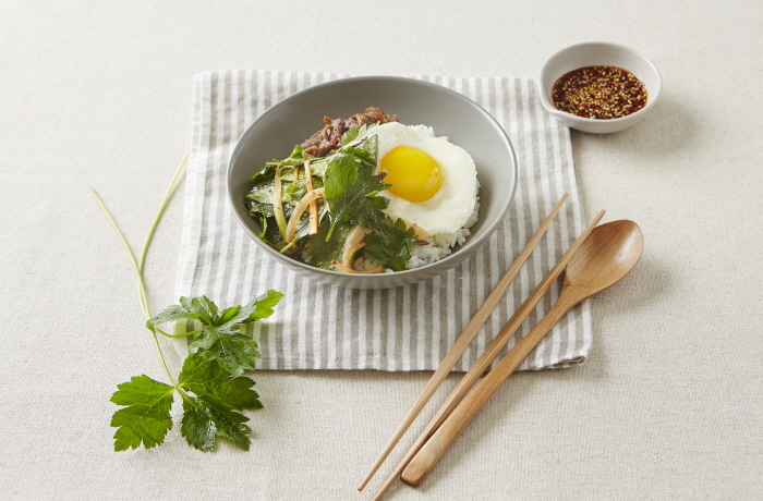 참나물불고기비빔밥