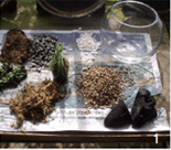 식물소재(풍란, 콩짜개덩굴), 어항 유리용기, 맥반석, 화산석, 마사토, 흰자갈, 이끼등 책상형 식물디자인 재료사진