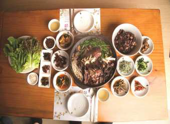 산수유길 사이로