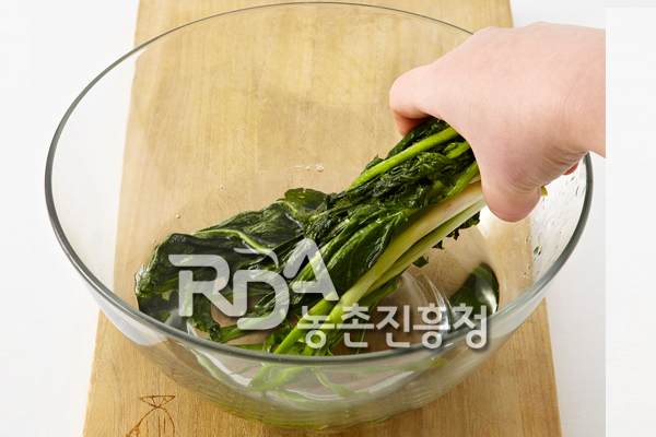 실파, 갓은 다듬어서 무를 절이는 도중에 함께 넣어 절여서 살짝 씻어 건진다.