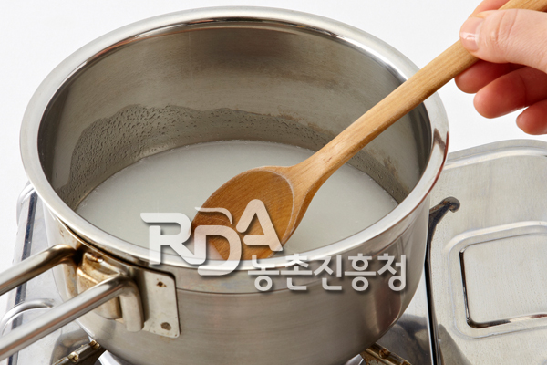 냄비에 물을 담아 찹쌀가루를 잘 풀어서 풀을 쑤어 소금으로 간을 하여 식힌다.