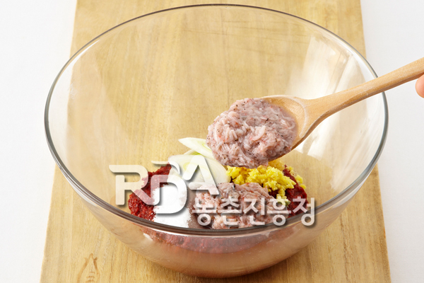 큰 그릇에 멸치젓국을 담아 먼저 고춧가루를 섞고 이어서 식힌 찹쌀풀을 고루 섞은 후에 어슷썬 파, 다진 마늘, 다진 생강, 새우젓, 설탕을 넣어 걸쭉한 양념을 만든다.