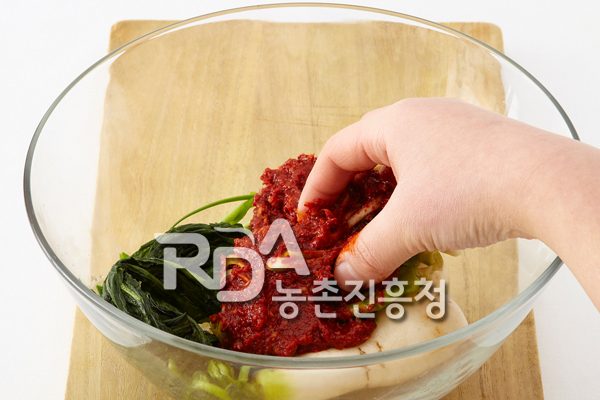 섞어 놓은 양념에 절인 총각무, 실파, 갓을 넣어 고루 버무린다.