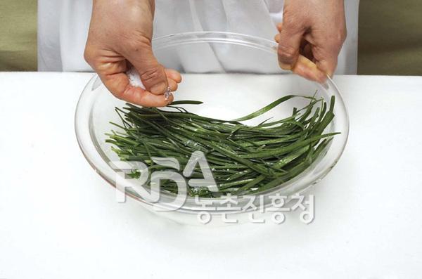 부추는 다듬어 씻어 굵은 소금을 뿌려 절인다.