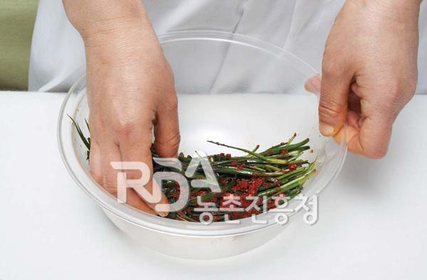 부추를 양념으로 버무린다.