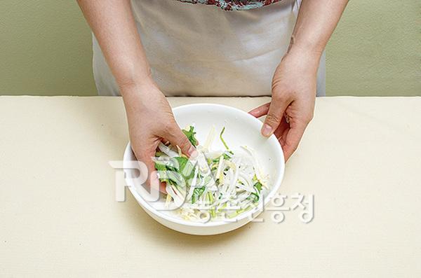 그릇에 무채와 미나리, 밤, 배, 쪽파, 마늘, 생강, 새우젓국을 넣어 고루 섞어서 소를 만든다.