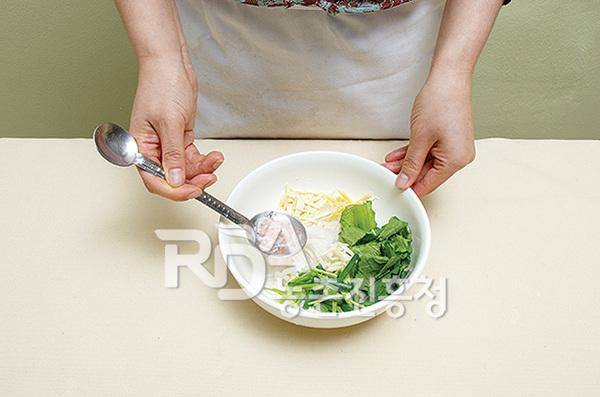 그릇에 무채와 미나리, 밤, 배, 쪽파, 마늘, 생강, 새우젓국을 넣어 고루 섞어서 소를 만든다.