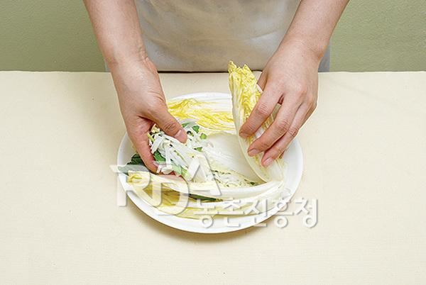 절인 배추에 포기김치처럼 잎 사이사이에 소를 넣는다.