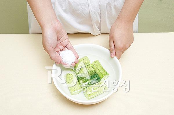 오이를 소금에 절인다.