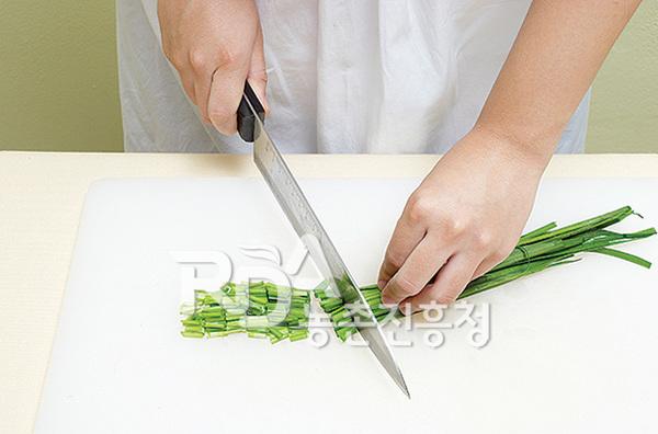 부추는 다듬어서 씻어 1cm 길이로 송송 썬다.