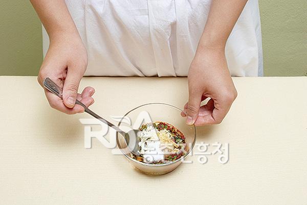 다진 마늘, 다진 생강, 다진 파에 고춧가루, 소금 1큰술, 새우젓국물, 멸치액젓, 설탕을 부추와 고루 버무려 소를 준비한다.
