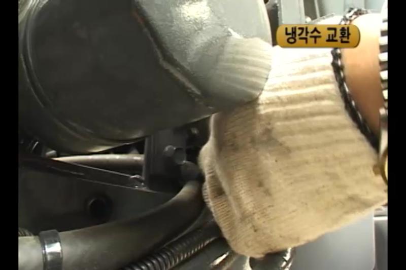 냉각수 교환_에어크리너의 점검 및 정비 썸네일 이미지