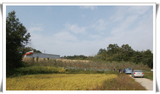 과수원 전경(왼쪽·오른쪽 언덕, 위쪽 가공공장)
